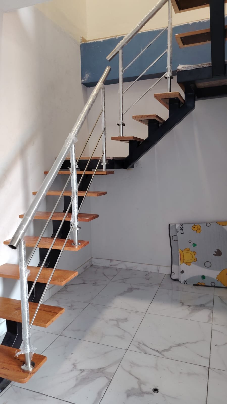 Escalera metalica con barandas de acero inoxidable